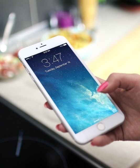 Almost 60% of contactless payments in shops, restaurants and other retail outlets were made using mobile wallets rather than cards in first half of 2025